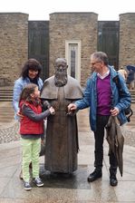 Pilger an der Statue von Pater Kentenich